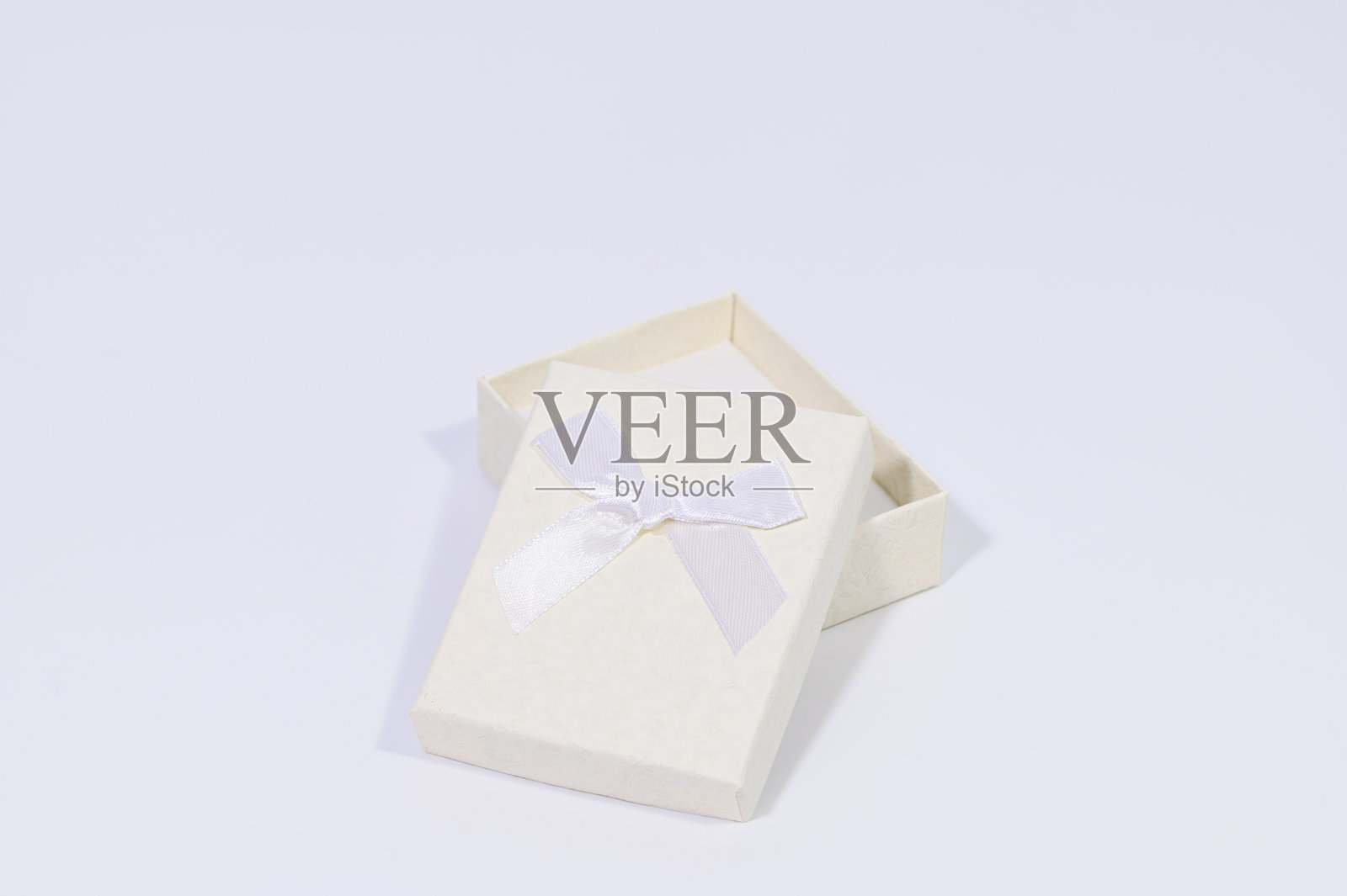 乳白色的礼盒在白色的背景照片摄影图片