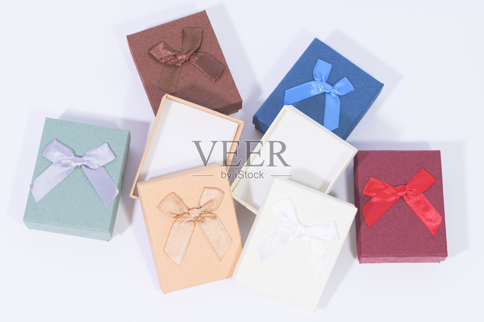 暗红色礼盒收集在白色的背景照片摄影图片