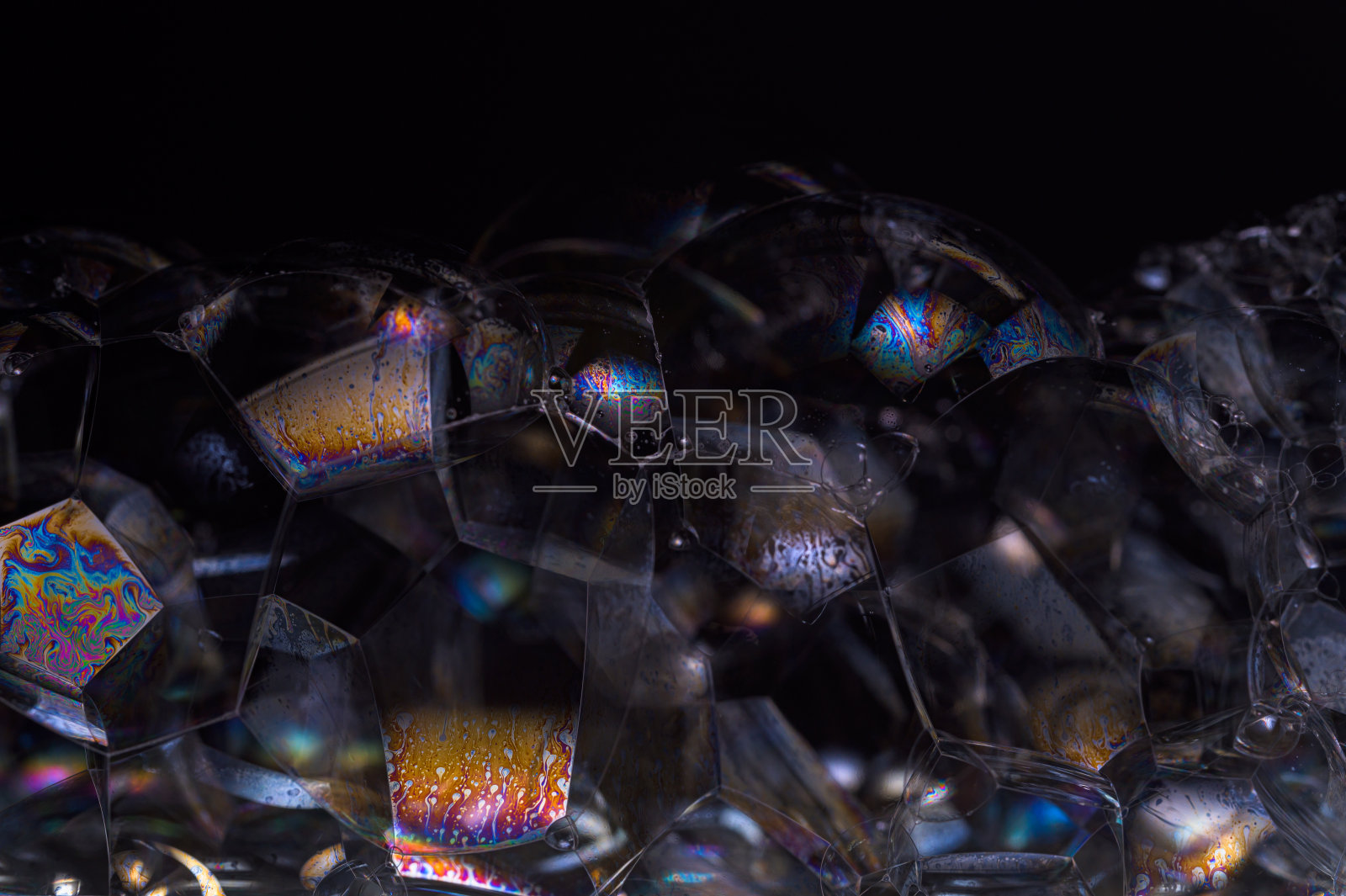 彩虹在一个黑色的背景气泡照片摄影图片