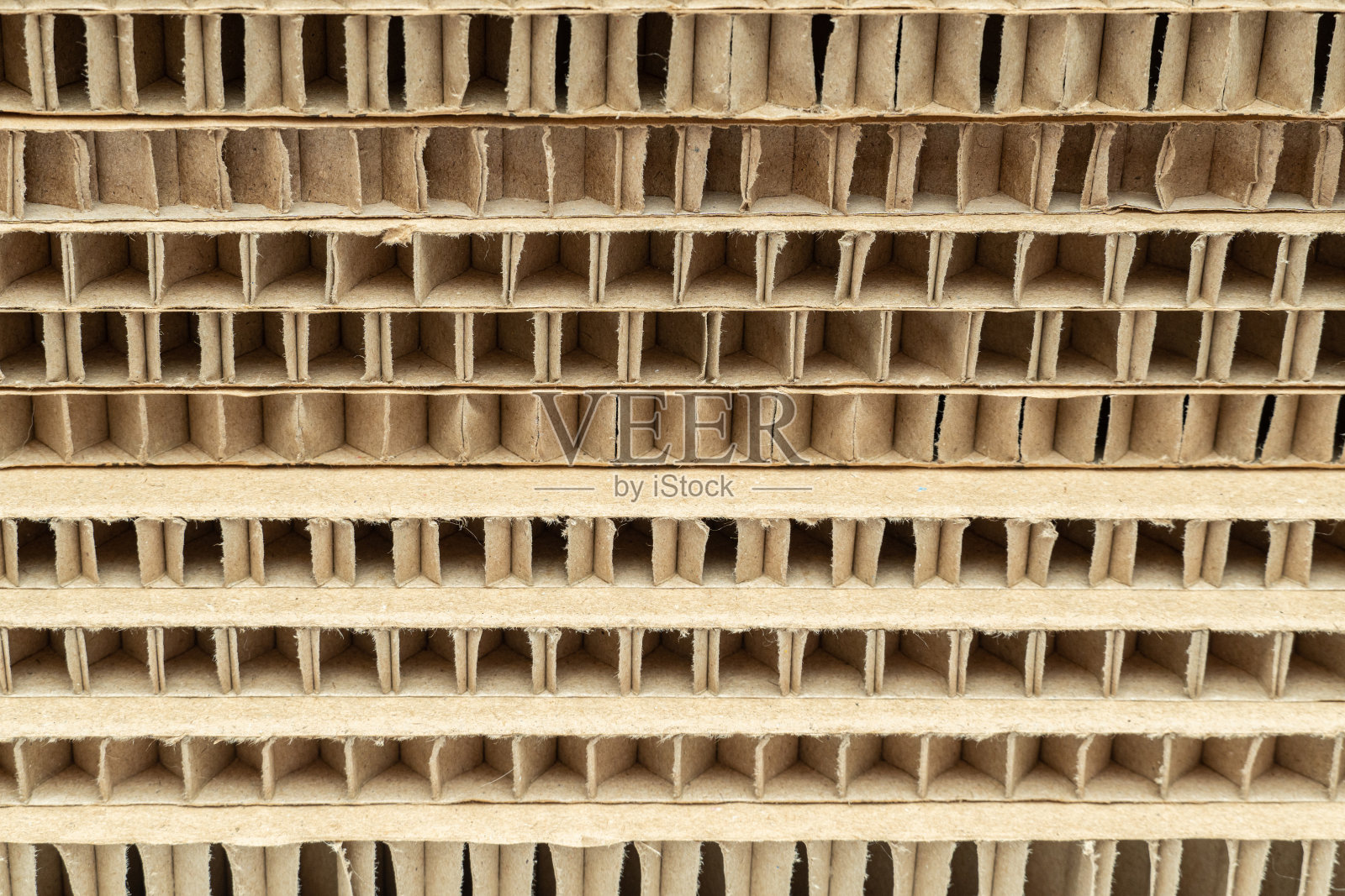 切割的蜂窝纸板包装堆栈与大细胞特写作为背景照片摄影图片