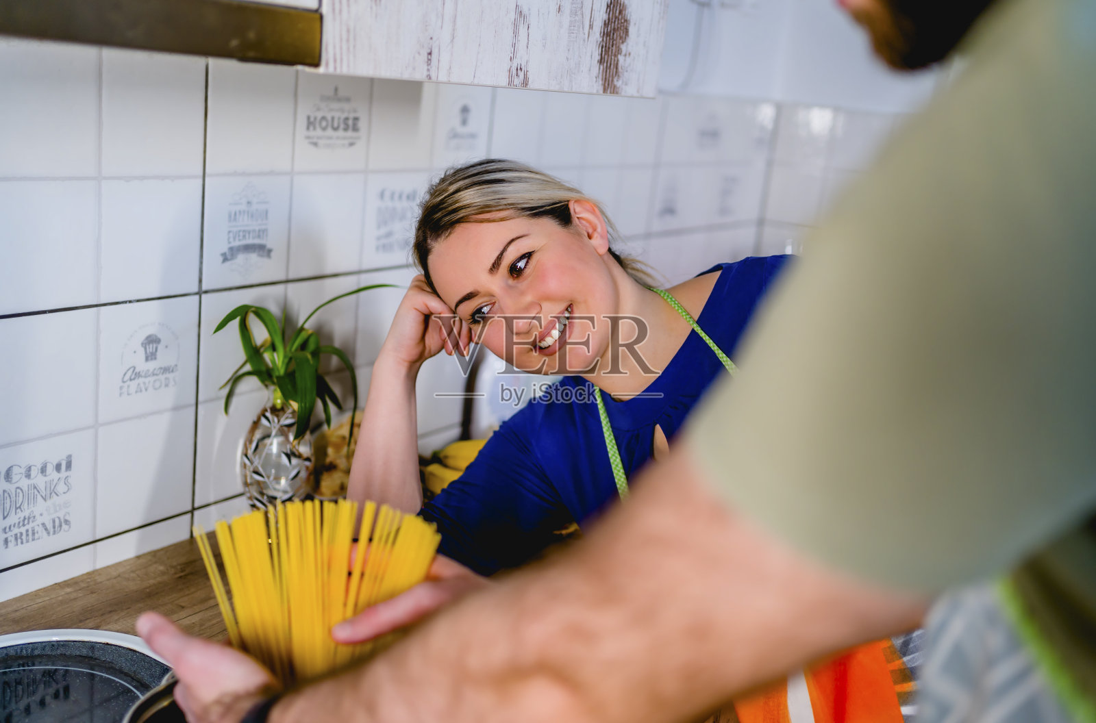 夫妻做意大利面照片摄影图片
