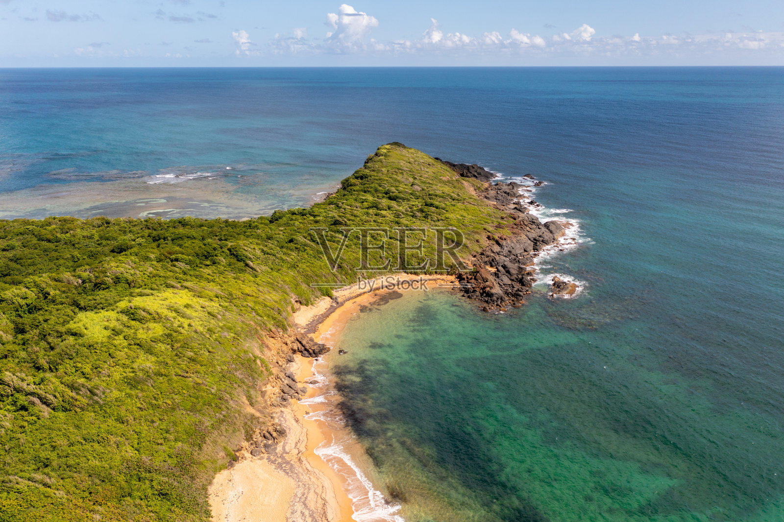 山在海滩照片摄影图片