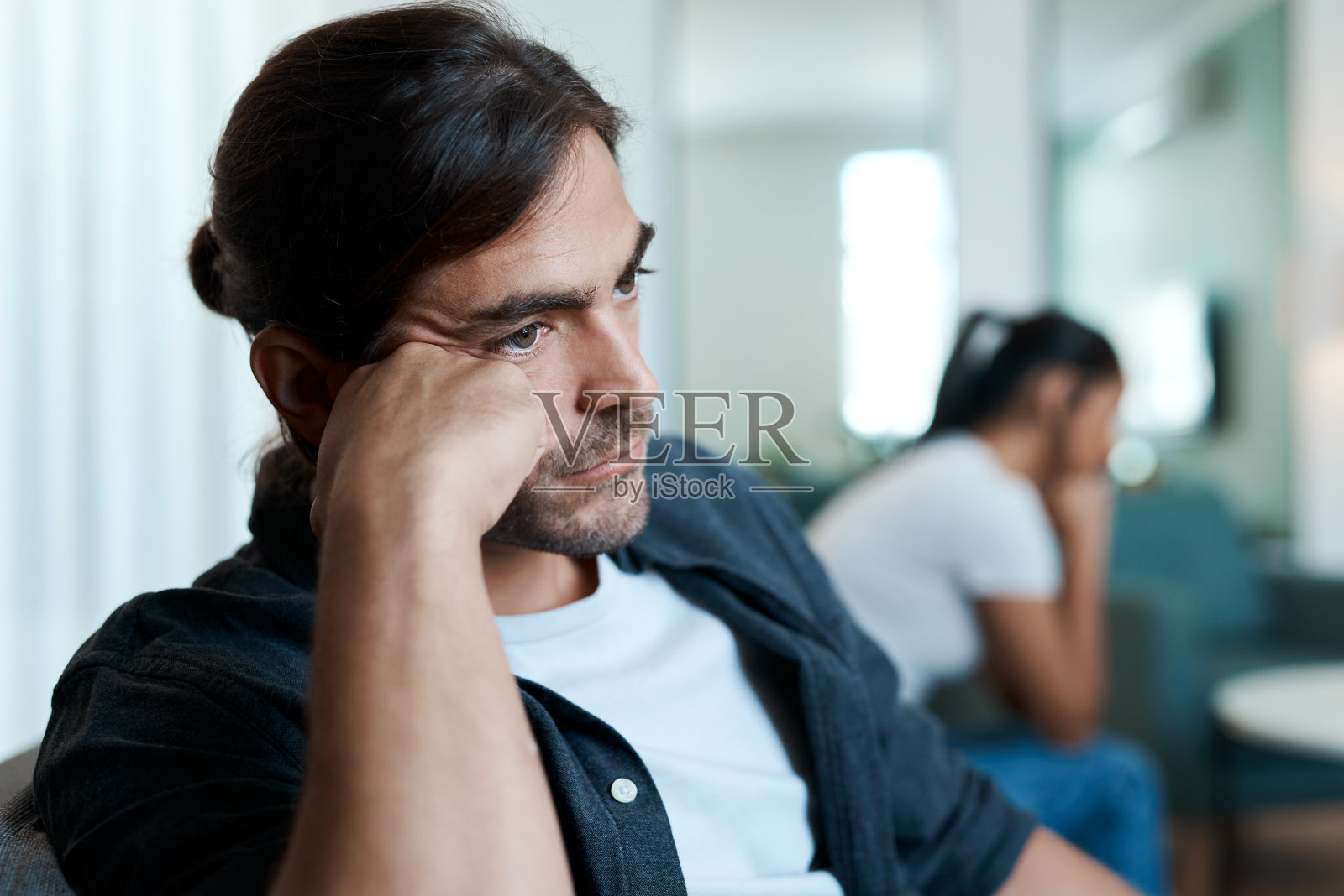 这是一对年轻夫妇在家里吵架的照片照片摄影图片