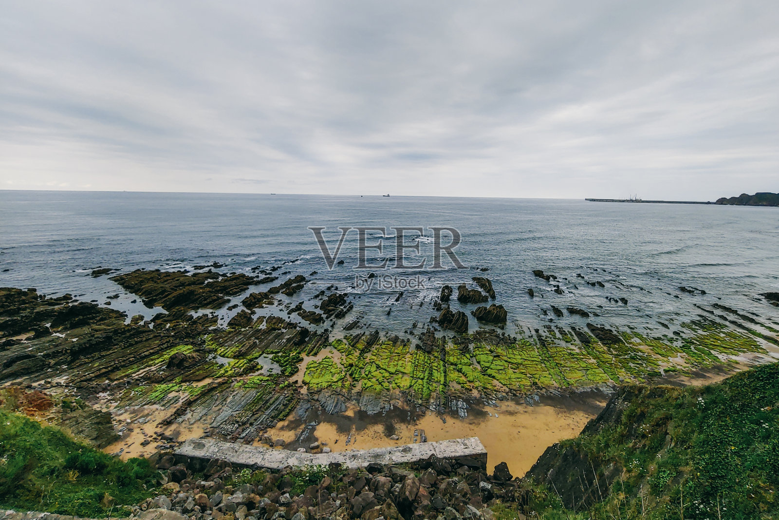 西班牙阿斯图里亚斯的吉洪港的美丽景色，建筑和水面上的天空倒影照片摄影图片