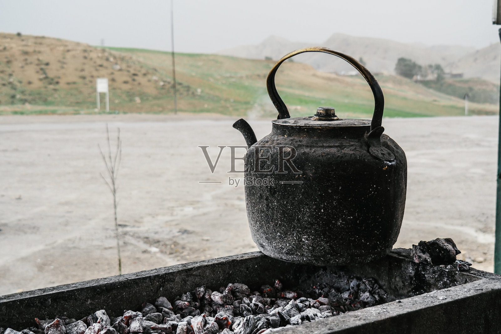 伊朗德黑兰煤炭上的旧式黑色水壶照片摄影图片