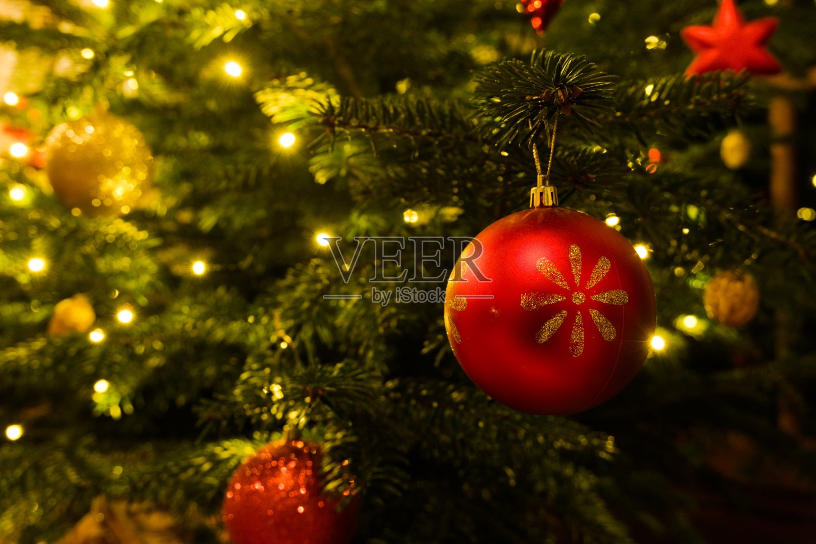 圣诞装饰，闪闪发光的球和温暖的灯垂下形成一个天然的树照片摄影图片