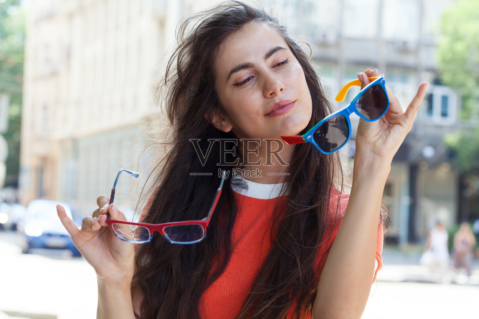 戴眼镜的年轻女子照片摄影图片