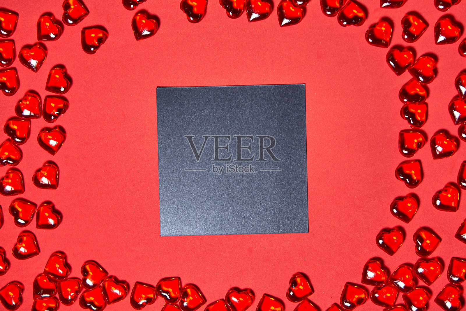 一张空白的纸条。情人节心形背景。许多五彩缤纷的心——情人节的背景。美丽的装饰心形的红色背景，情人节的概念照片摄影图片