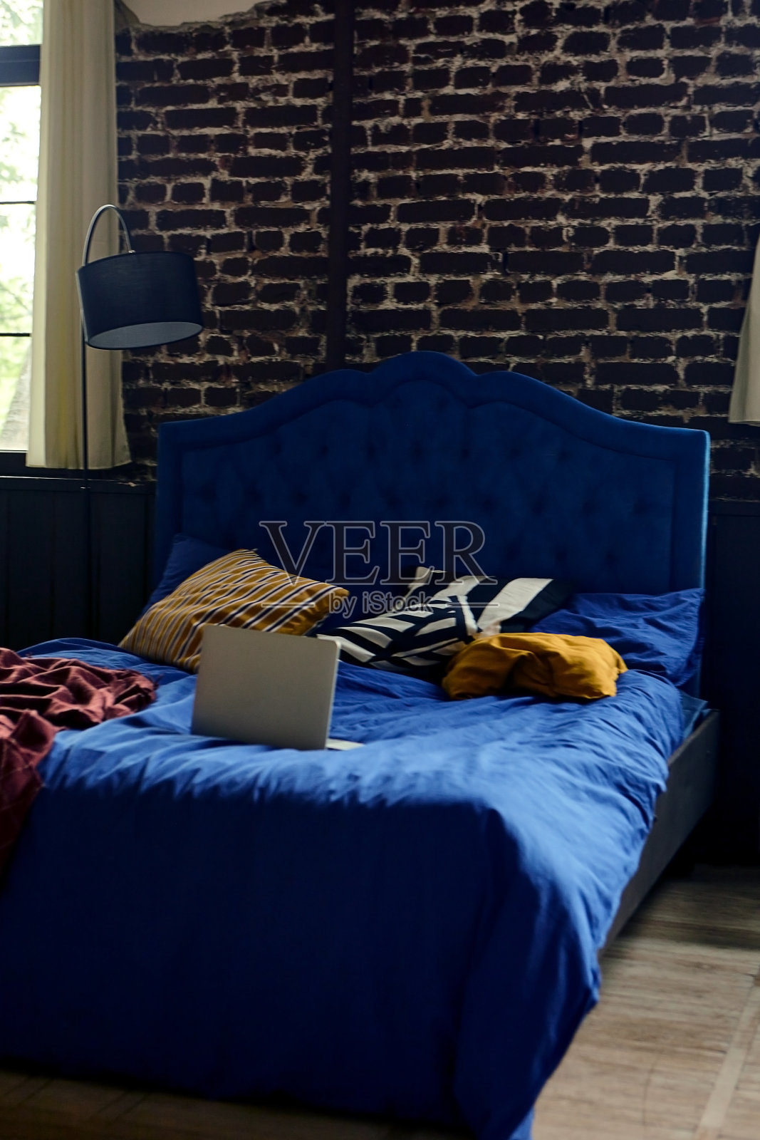 笔记本电脑在床上。在家工作的概念照片摄影图片