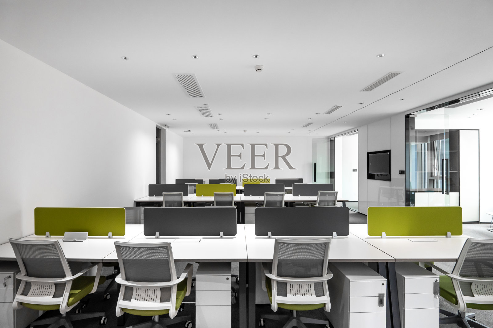 现代办公室内部有一张空桌子照片摄影图片