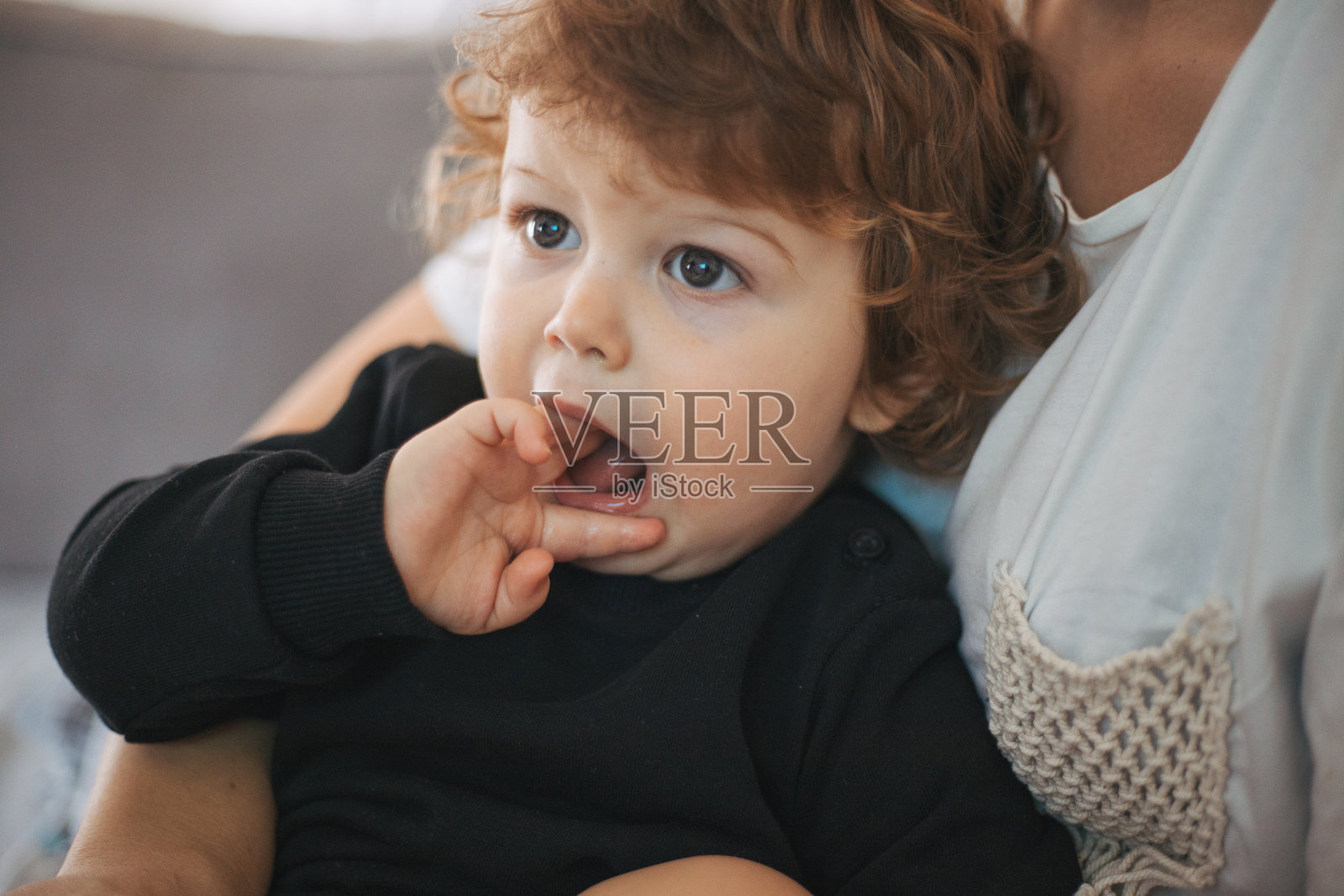 可爱的男孩照片摄影图片