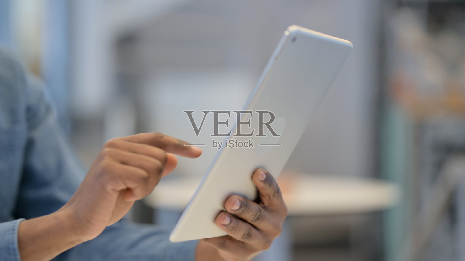 非洲人在平板电脑上打字，近距离观看照片摄影图片