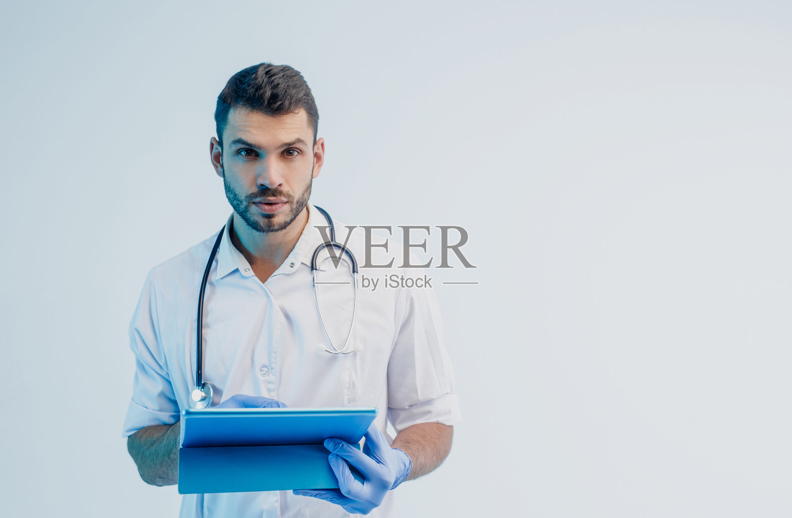 欧洲男医生的数字平板电脑照片摄影图片