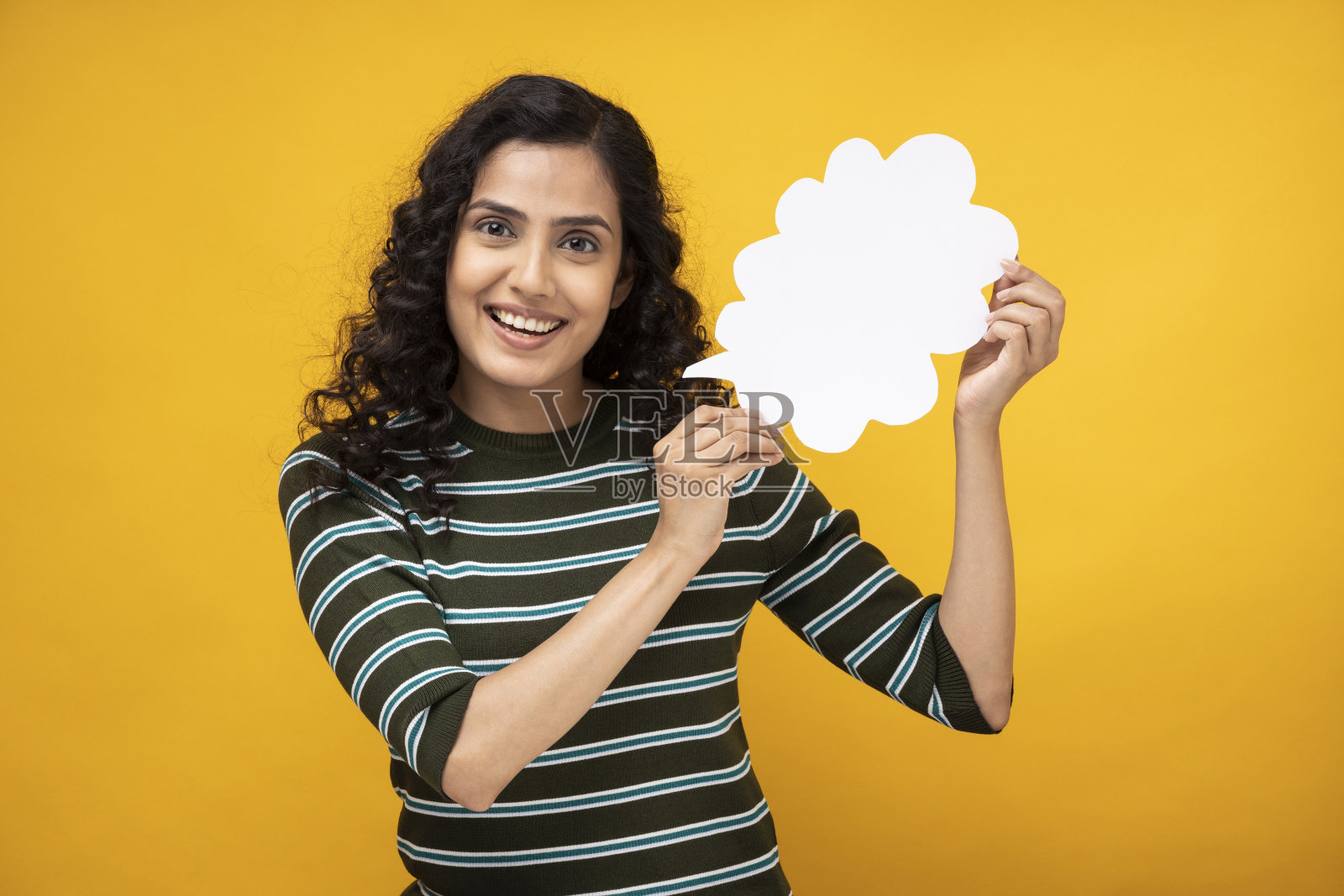 一个年轻女子孤立地站在黄色背景下的照片照片摄影图片