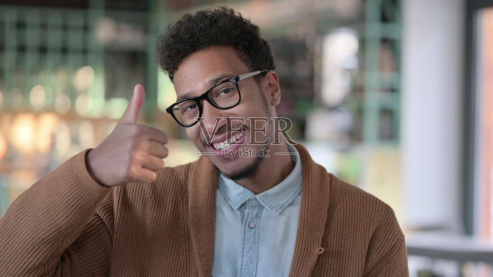 非洲男子竖起大拇指的肖像照片摄影图片
