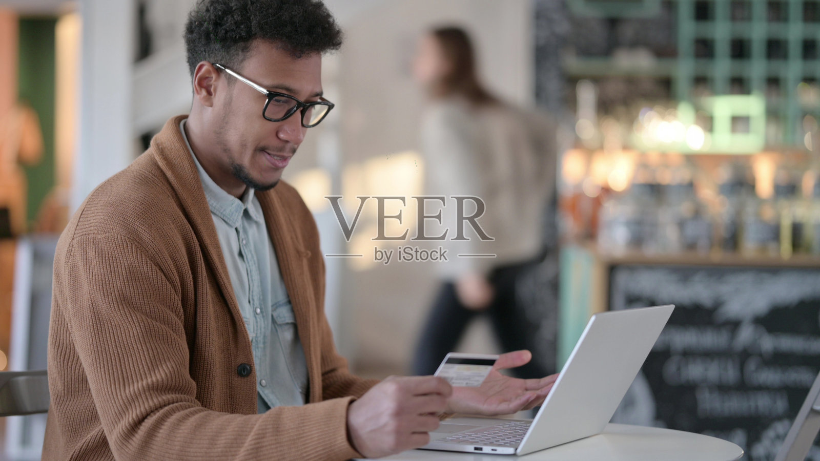 非洲男子因笔记本电脑在线支付失败而沮丧照片摄影图片