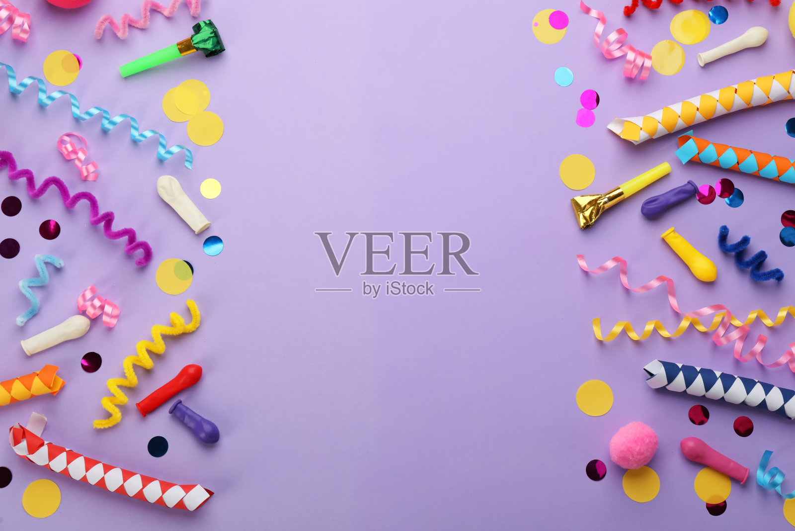 平铺构图与狂欢项目在紫罗兰的背景。空间的文本照片摄影图片