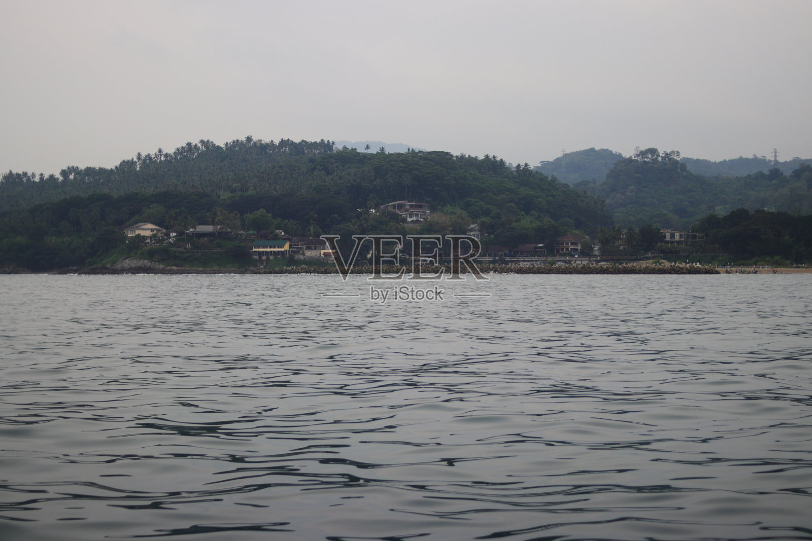 从渔船上看到的海景与山的剪影在下午的佩拉布汉拉图Sukabumi，印度尼西亚。照片摄影图片