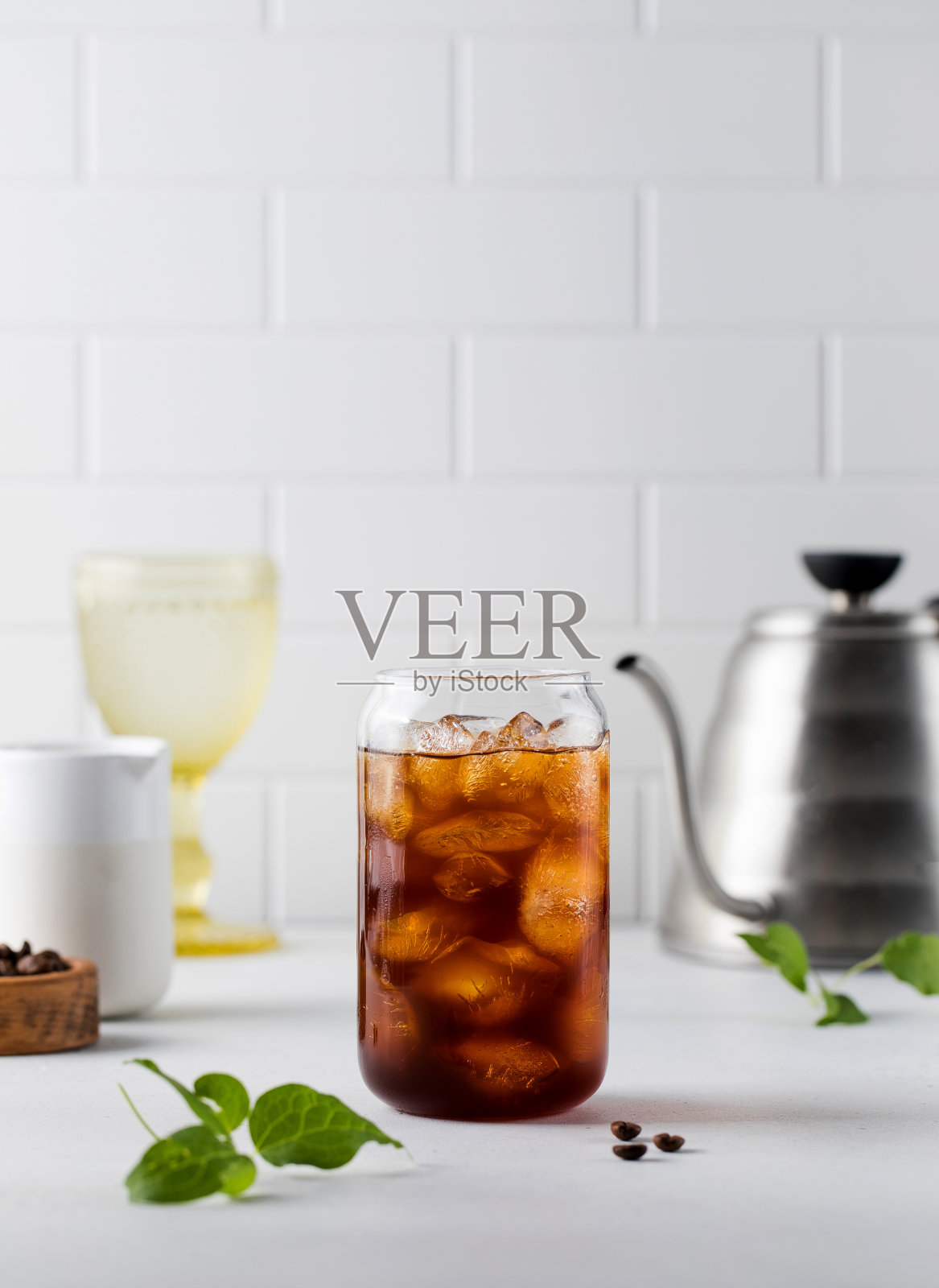 白背景上加冰块的清冷咖啡。Coldbrew。夏季饮料。照片摄影图片