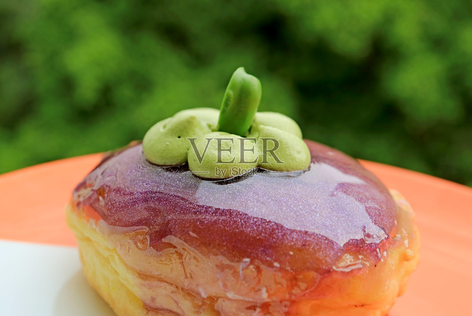 美味的山竹形奶油甜甜圈照片摄影图片