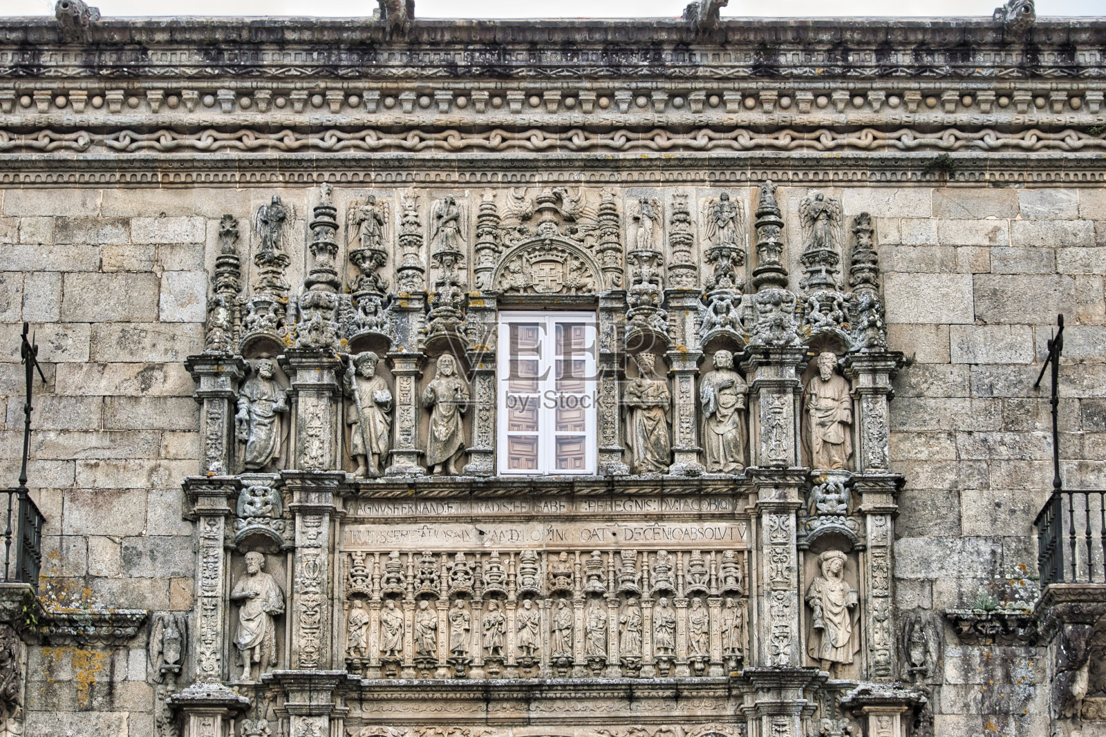 覆盖了天主教国王下令在圣地亚哥德孔波斯特拉为朝圣者建造的老医院，现在是西班牙的国家旅游圣地照片摄影图片