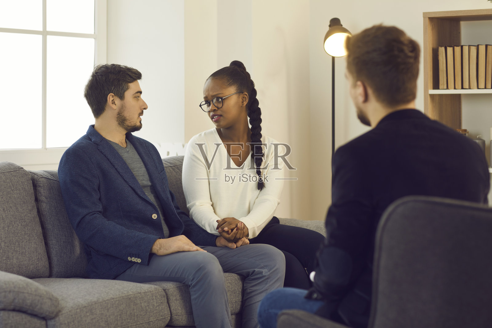 非裔美国妻子在专家咨询时乞求白种人丈夫照片摄影图片