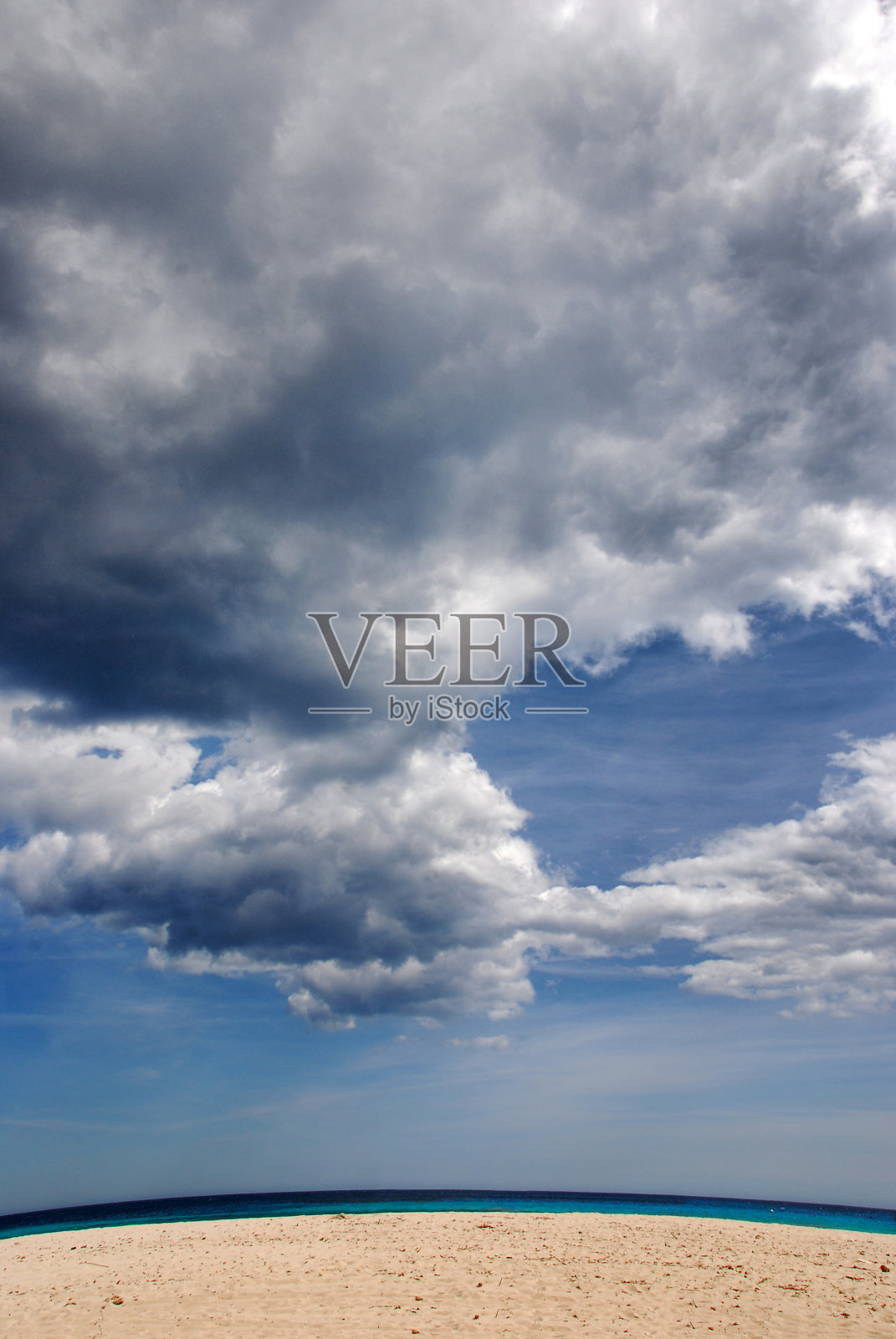 空旷的沙滩上有云照片摄影图片