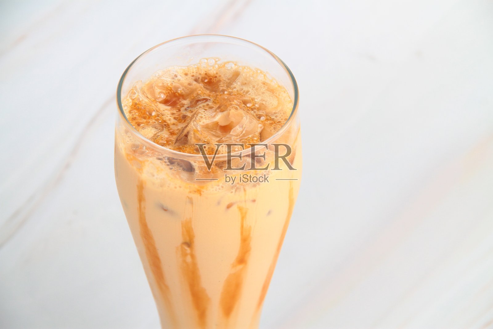 新鲜制作的冰味咖啡饮品照片摄影图片