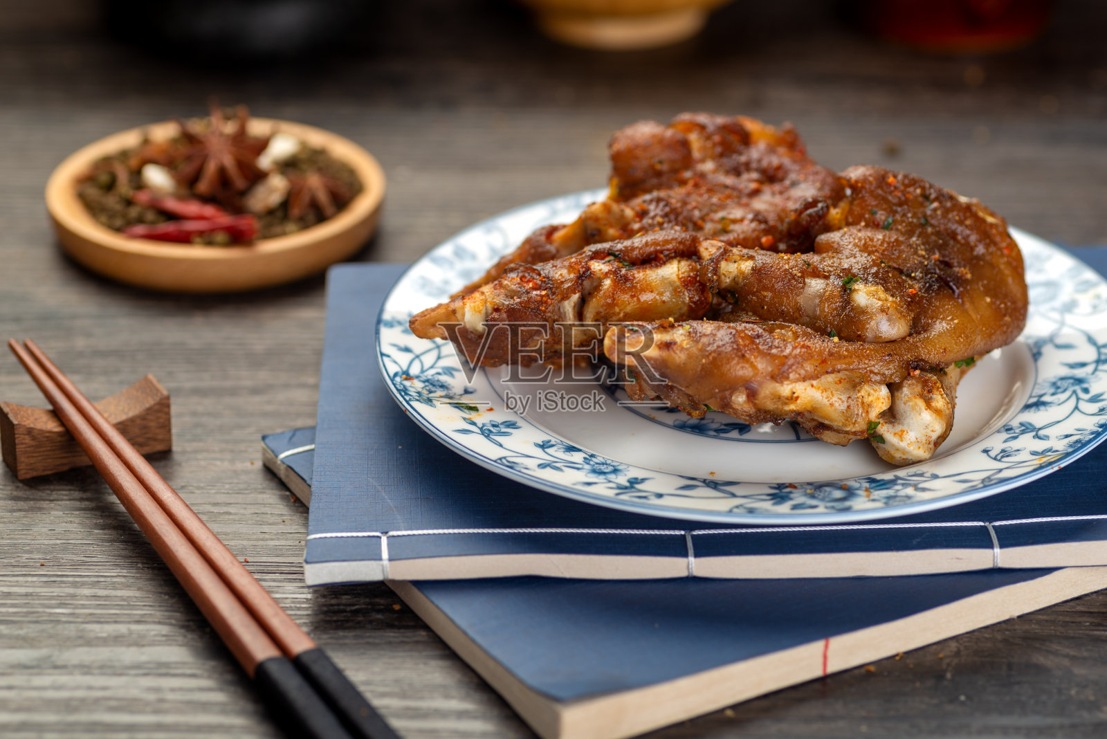 美味的烤猪蹄摆在盘子里照片摄影图片