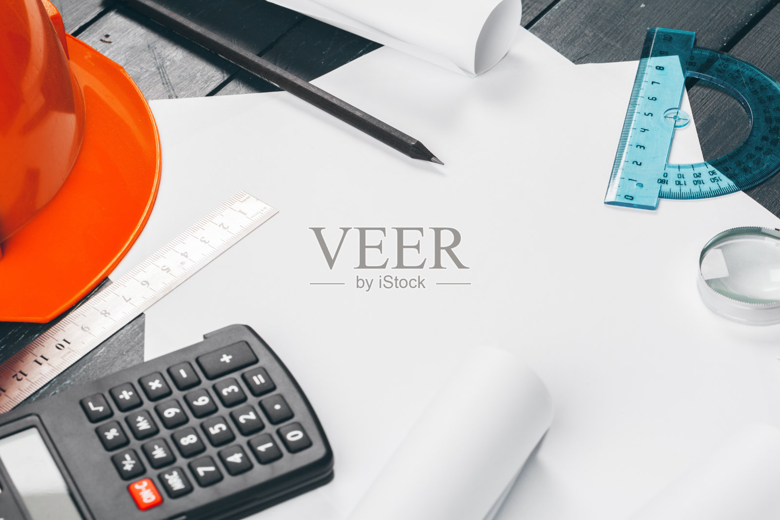 工程师工作场所的蓝图，指南针，铅笔和安全帽照片摄影图片