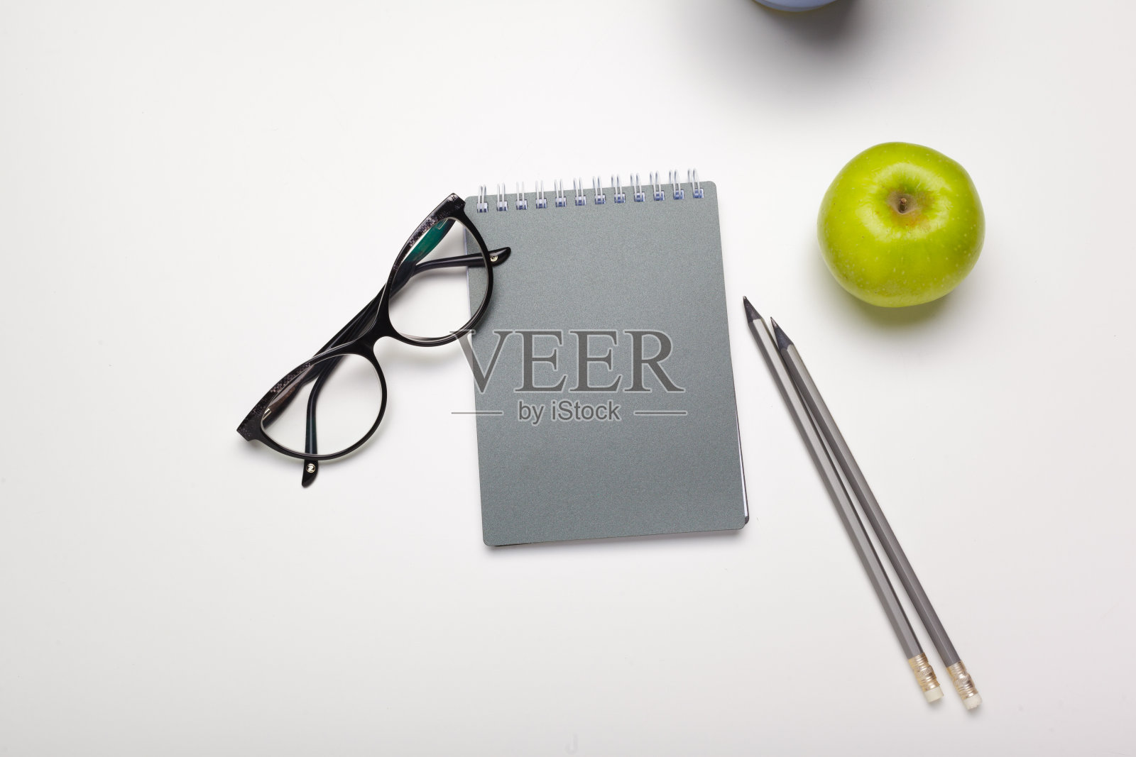 学校和办公用品超过办公桌。顶部视图与复制空间照片摄影图片