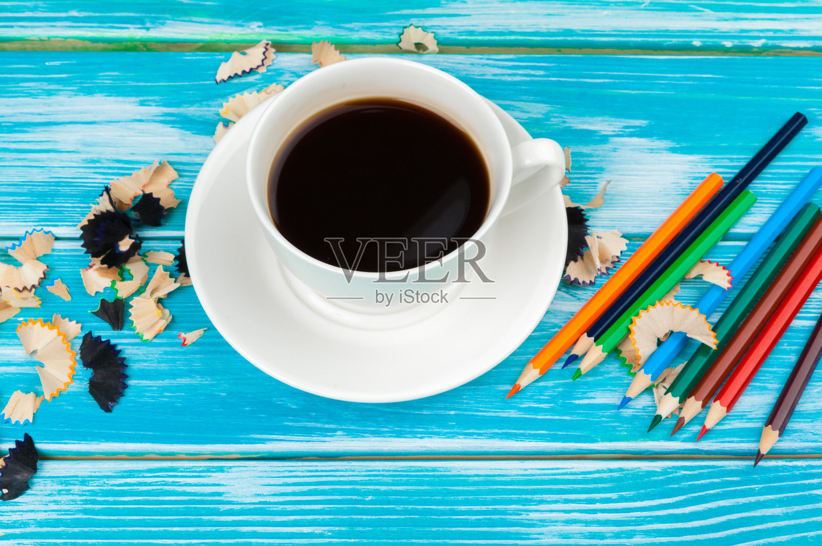 咖啡杯与铅笔和铅笔切割在木制背景照片摄影图片