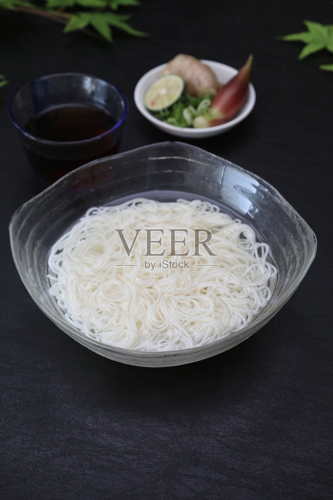 桌上碗里的面条特写镜头照片摄影图片