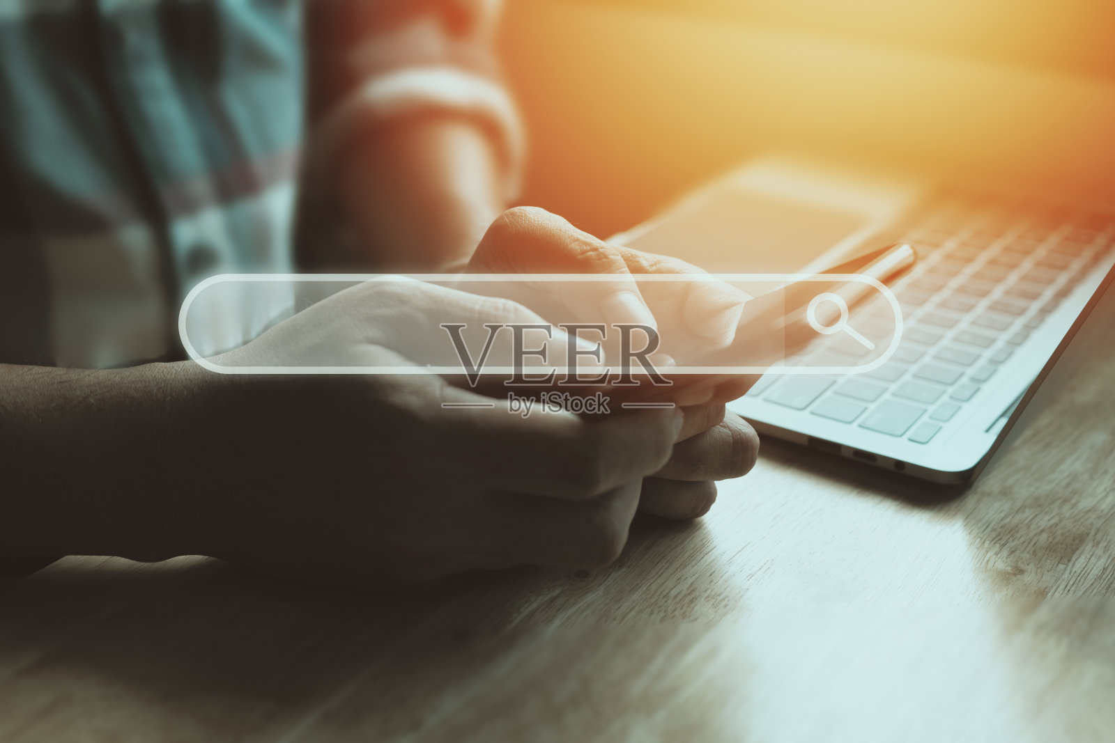 人们用智能手机寻找他们感兴趣的东西。搜索互联网联网概念的信息数据照片摄影图片