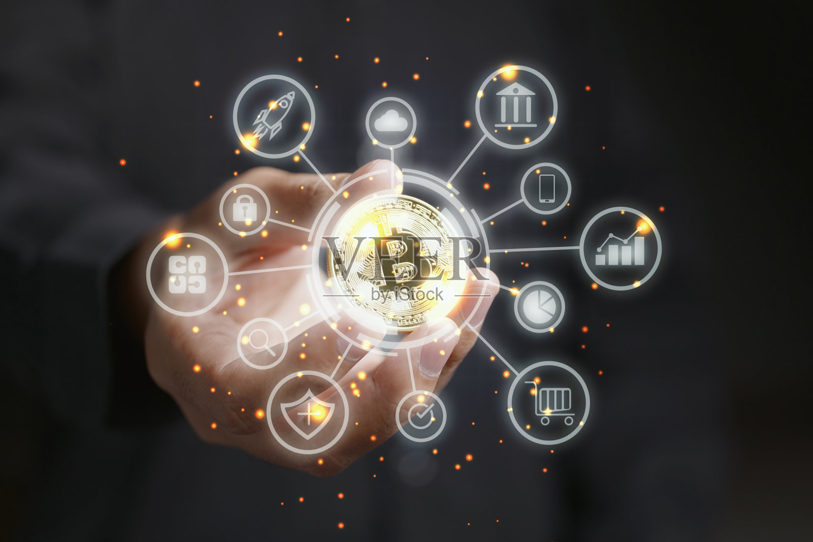 加密货币黄金比特币。手握加密货币符号的人-电子虚拟货币网络银行，比特币金融网络货币概念，区块链加密货币照片摄影图片