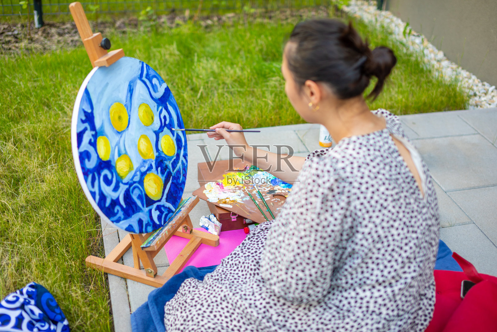 亚洲年轻女子在家里阳台的蓝色毯子上画柠檬照片摄影图片