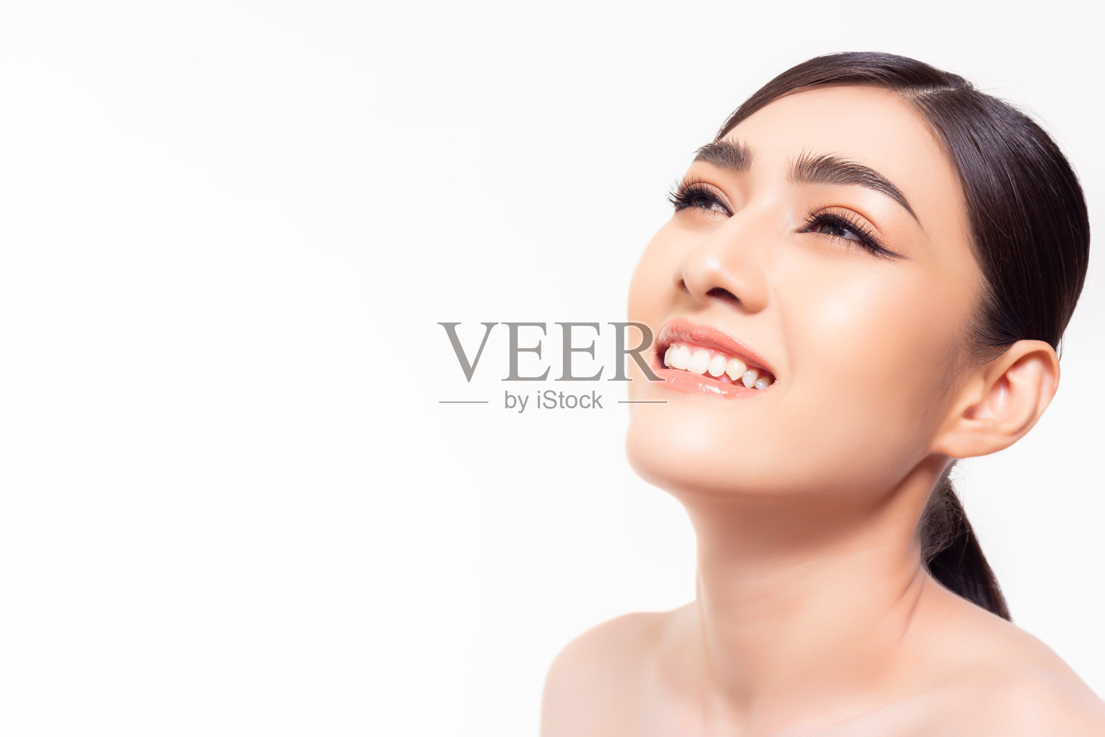 快乐美丽的年轻女孩展示美丽的脸与自然的化妆看复制空间漂亮的亚洲女人清洁新鲜的皮肤表情美容美容和水疗概念复制空间照片摄影图片