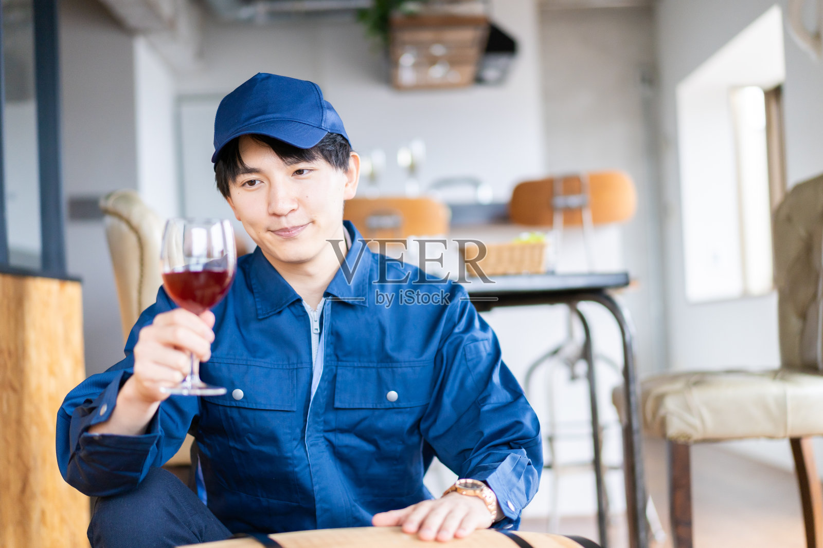 酿酒师生产他的特殊葡萄酒照片摄影图片