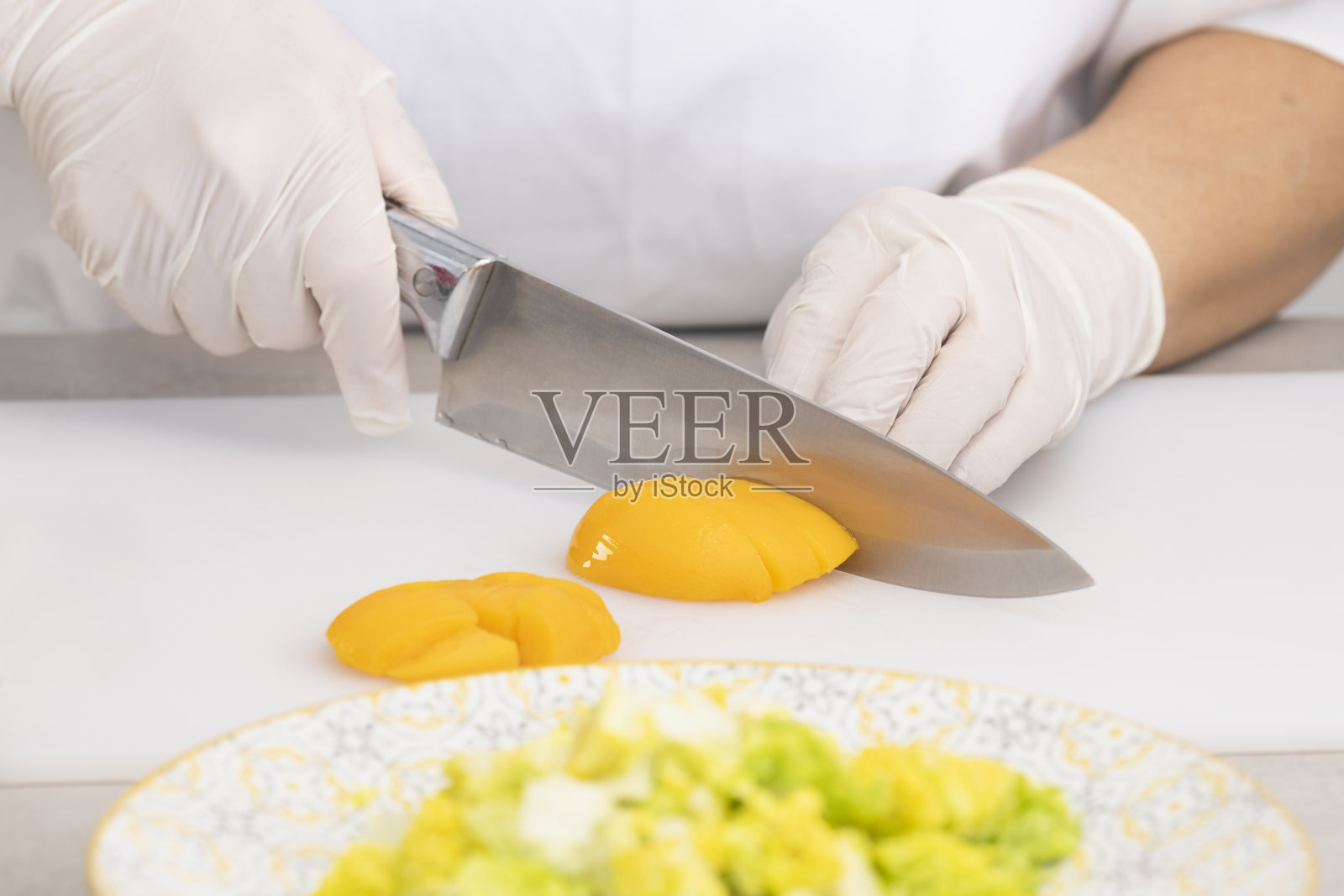 厨师用菜刀切桃子的特写照片摄影图片