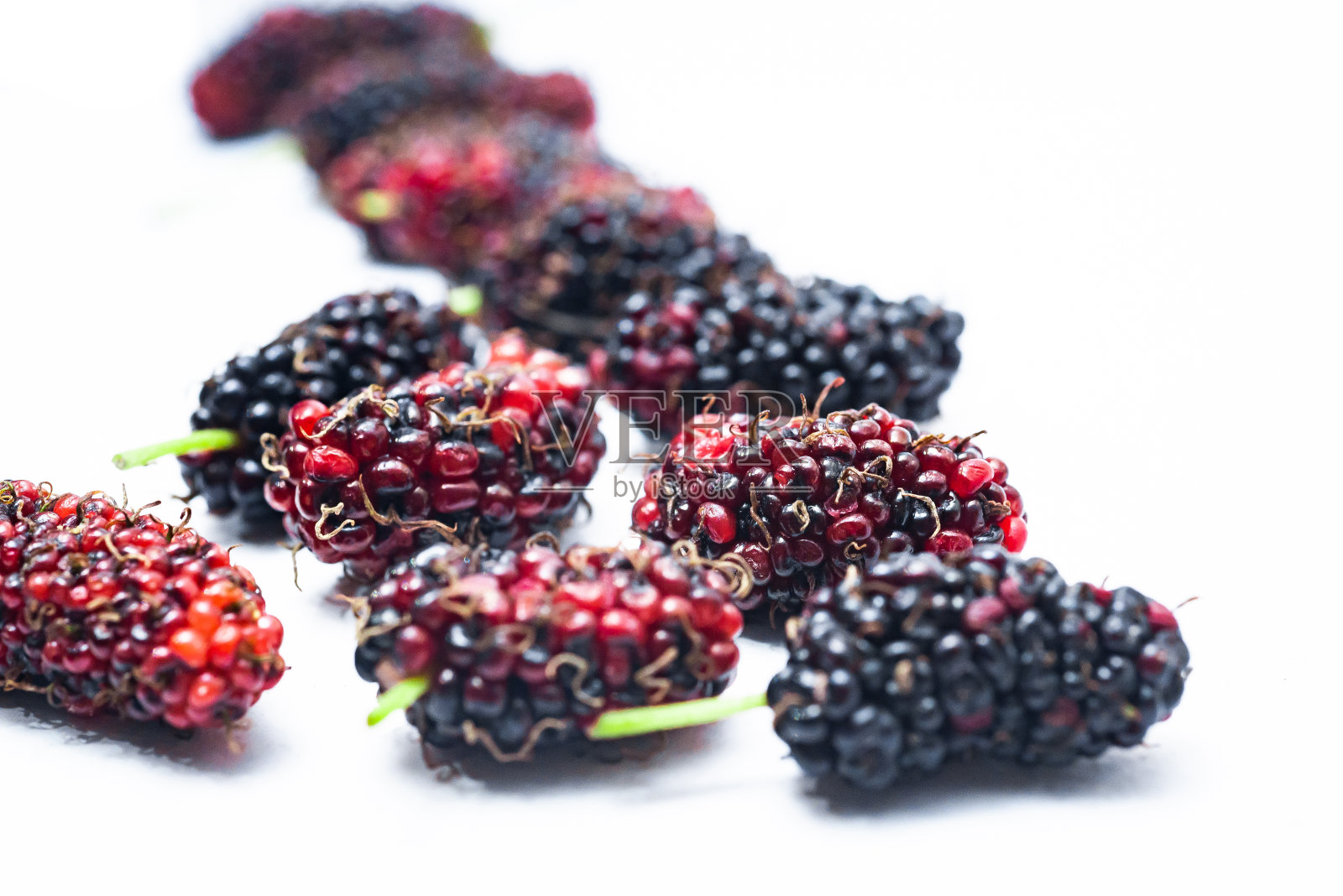 鲜桑孤立在白色背景上。新鲜水果的背景。照片摄影图片