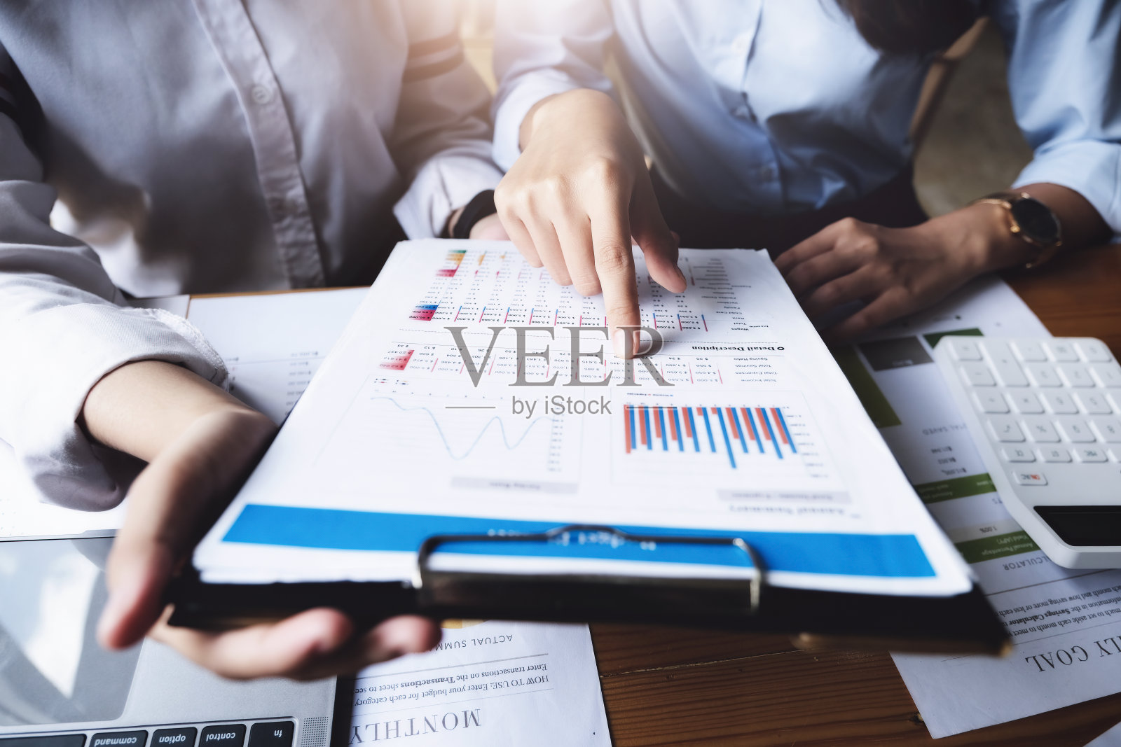 一位女性商业顾问描述了一项为女性企业主制定商业策略的营销计划。照片摄影图片