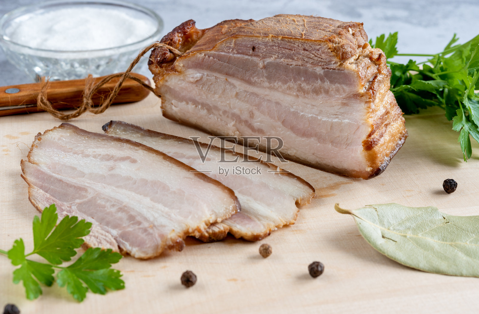 自制熏肉片，花椒，月桂叶，盐和香草照片摄影图片