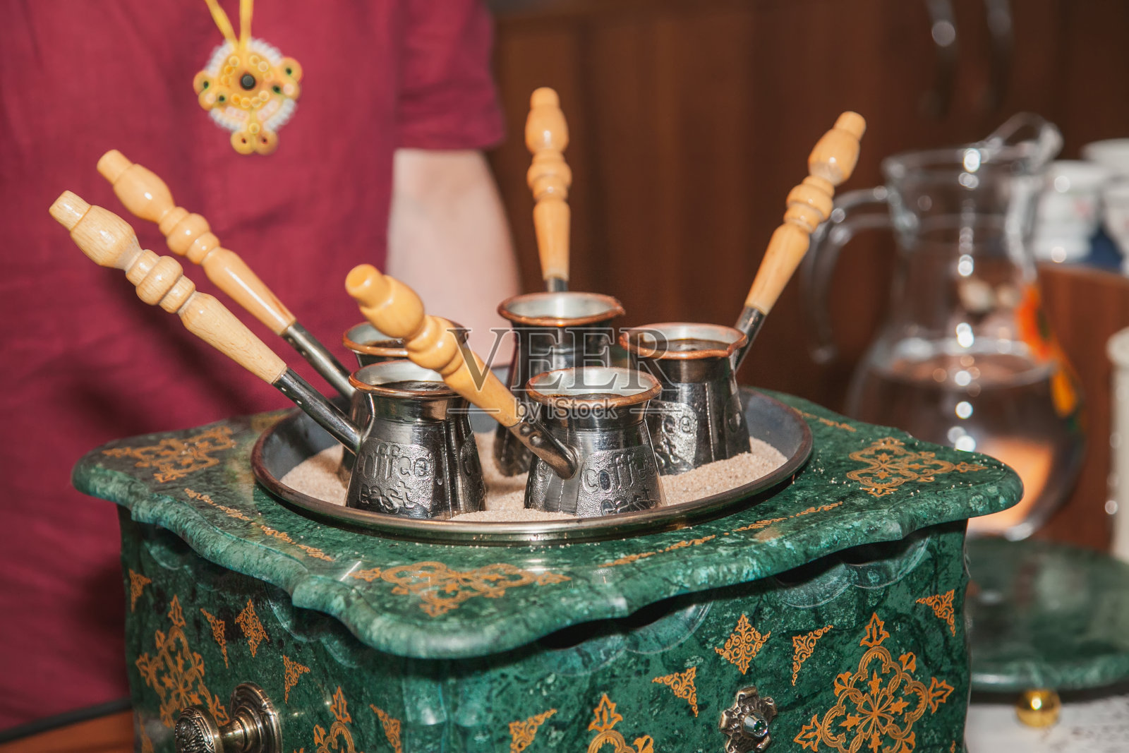 塞兹韦沙地上的土耳其咖啡。东方,东方咖啡照片摄影图片