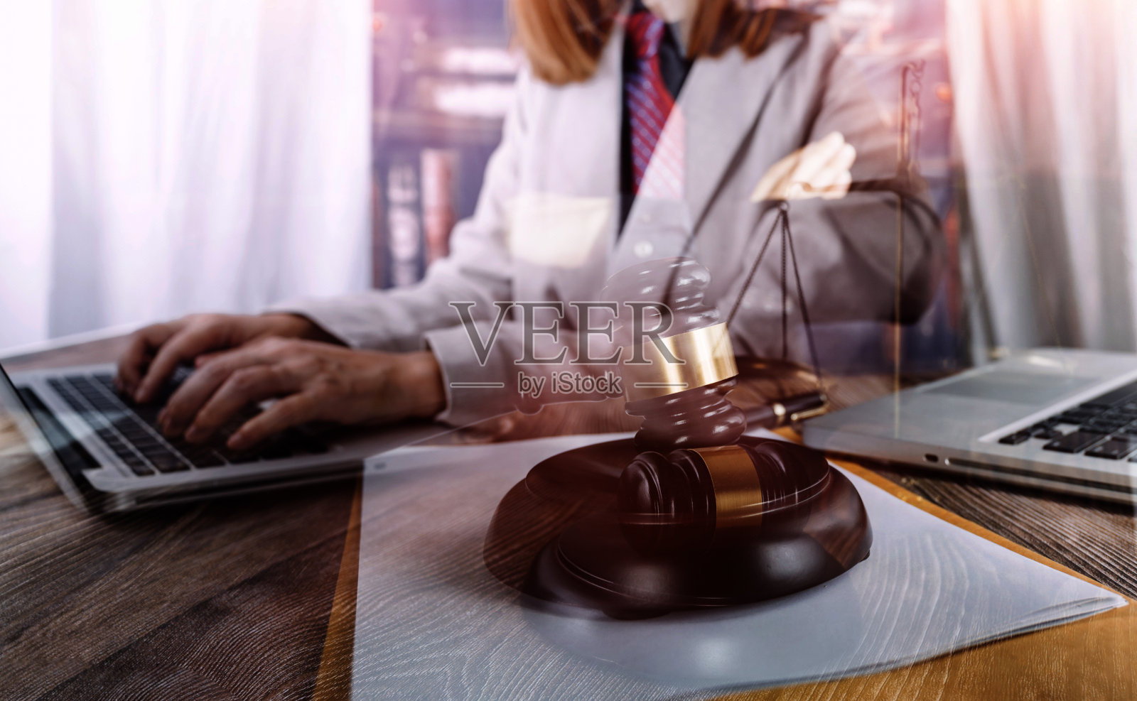 商业和律师在办公室的办公桌上用黄铜秤讨论合同文件。法律、法律服务、法律咨询、司法和法律概念画面具有胶片颗粒效应照片摄影图片