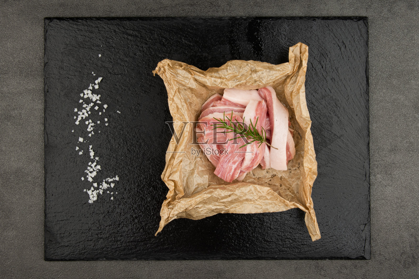 猪肉堆在纸上照片摄影图片