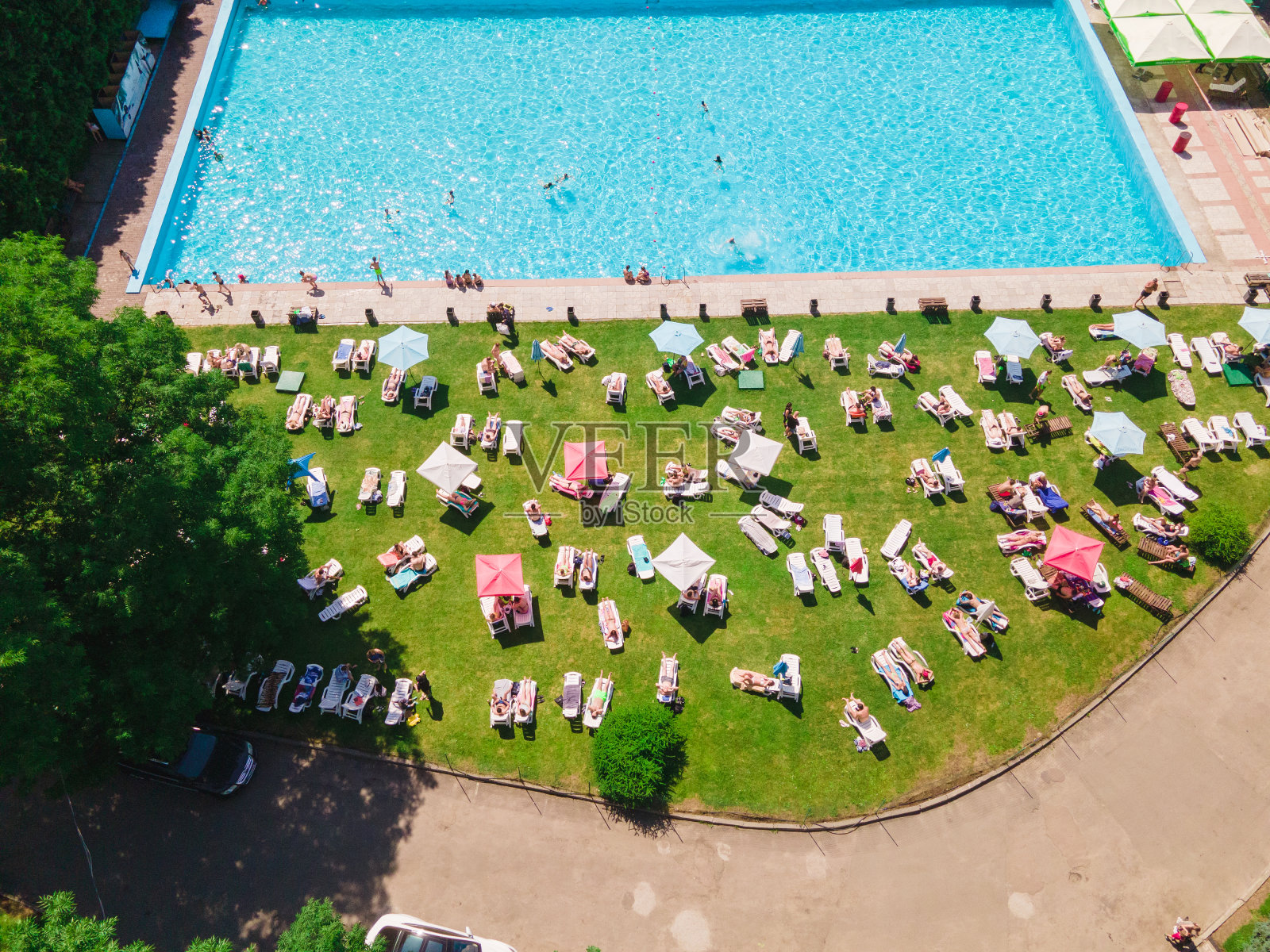 鸟瞰图，人们在城市游泳池附近休息日光浴照片摄影图片