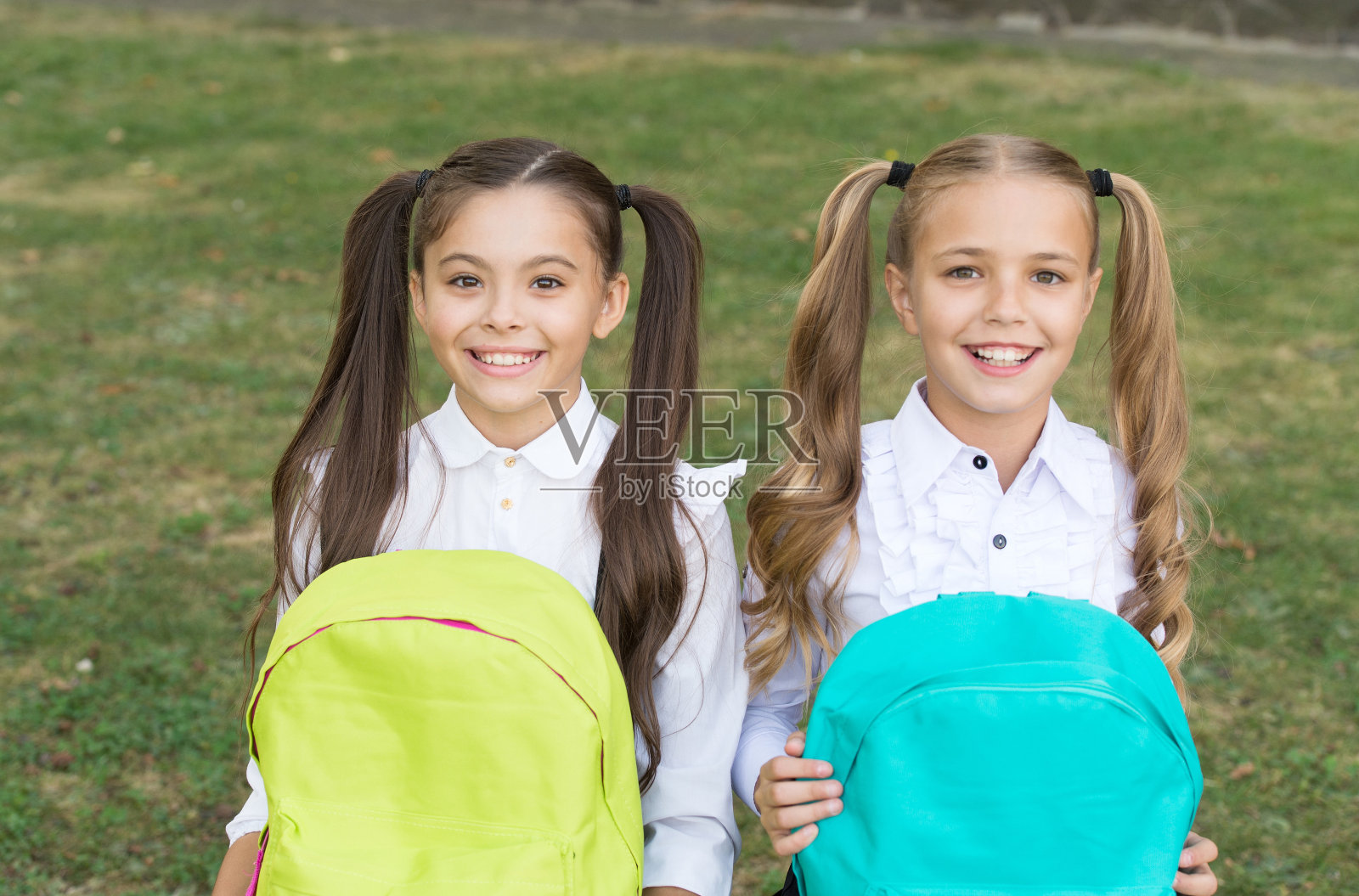 可爱的同学女生背着双肩包，知识日概念照片摄影图片