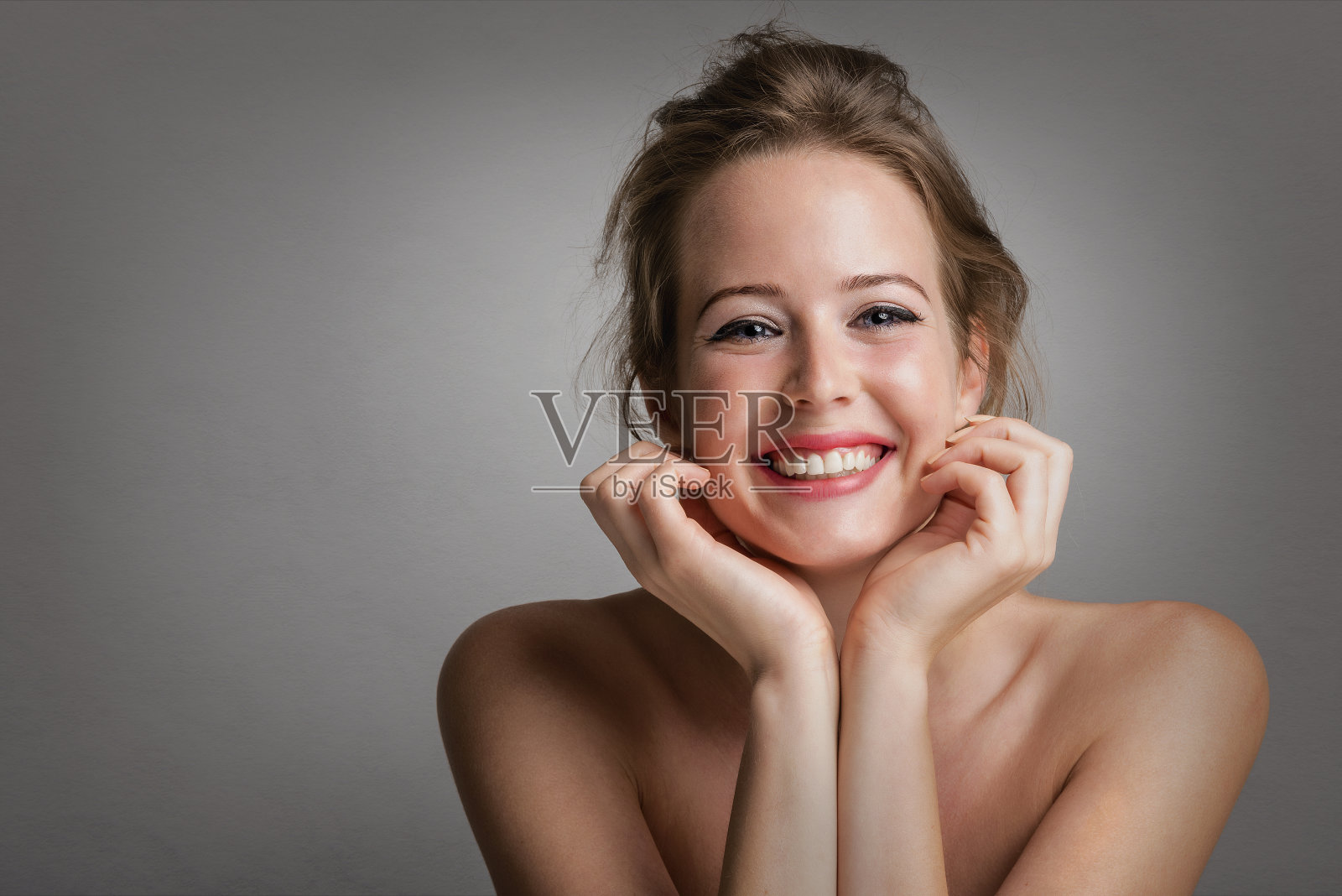 特写美女肖像华丽的女人穿着自然的化妆，而站在孤立的背景照片摄影图片