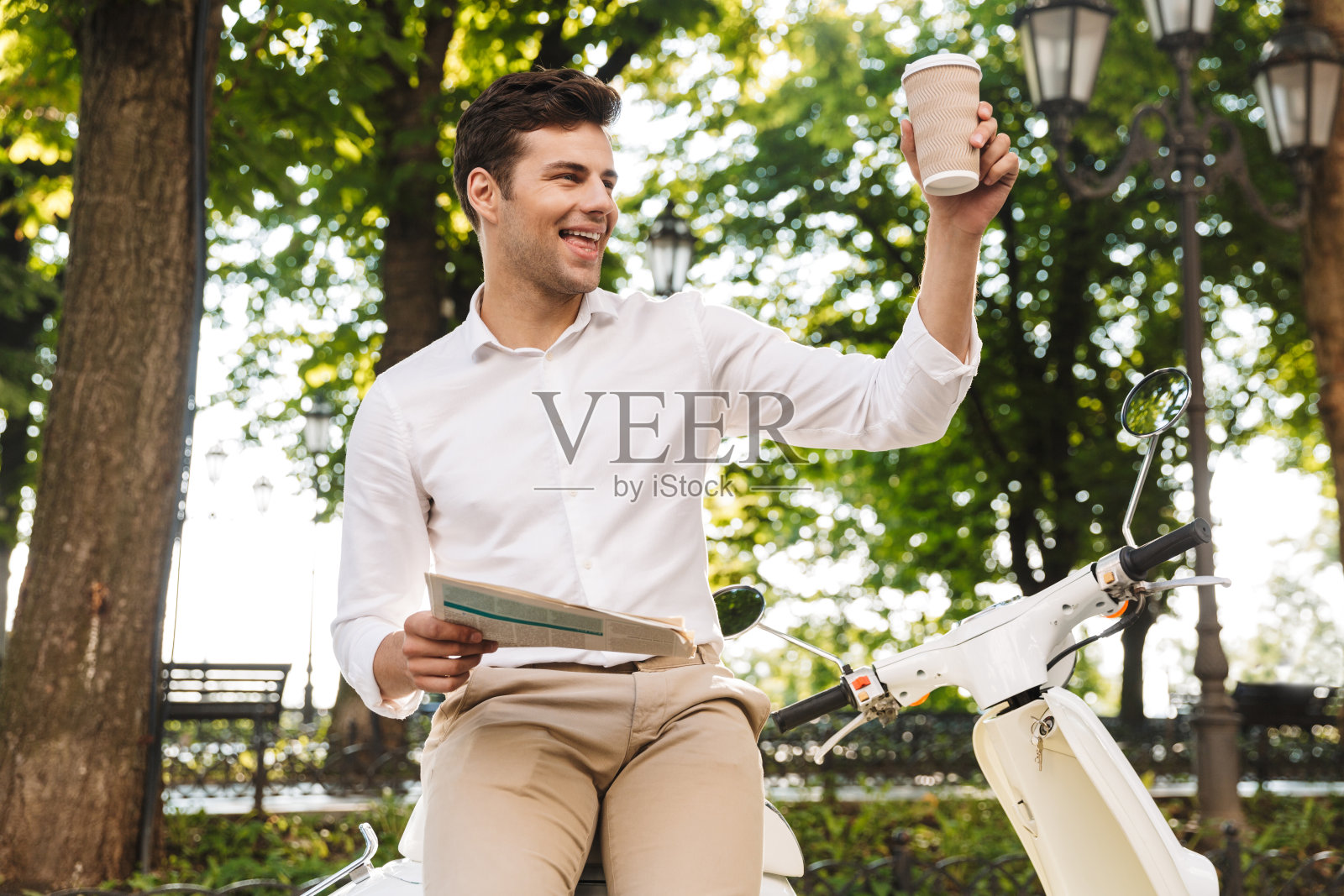 快乐的年轻商人坐在摩托车上照片摄影图片