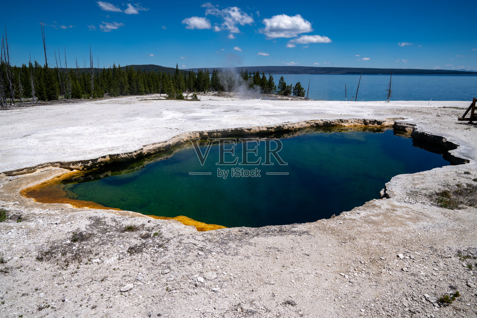 黄石国家公园的深渊池照片摄影图片